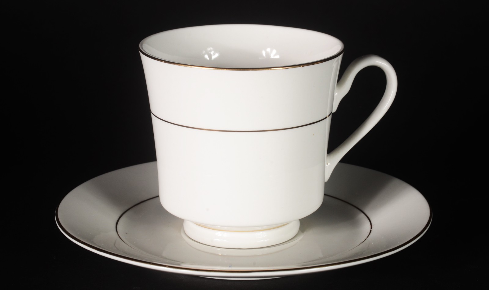 Aparelho de chá de porcelana Royal Majestic, branco com friso... - foto 2 de 8