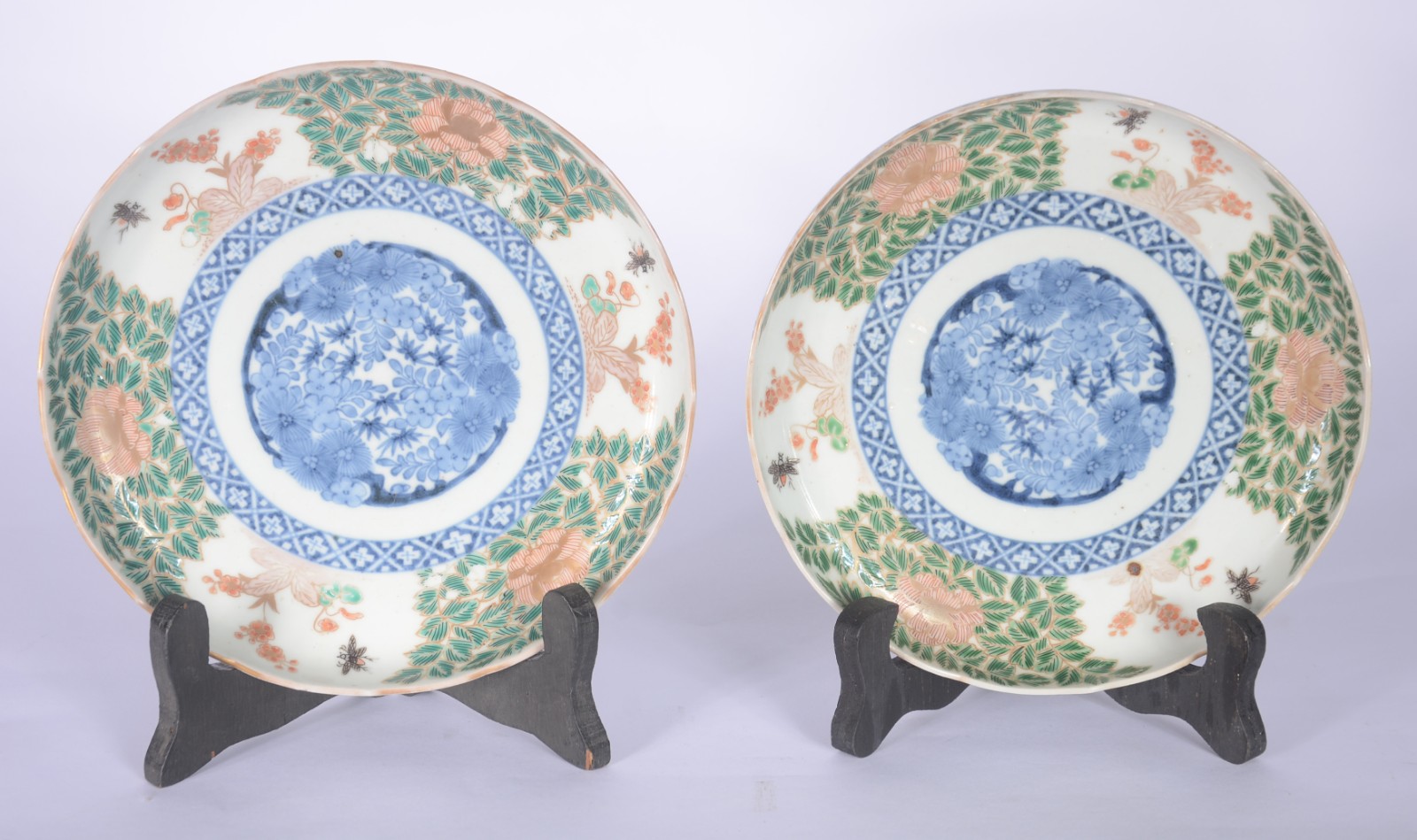 Par de antigos pratos de porcelana chinesa decorados com folhagens em... - foto 1 de 6