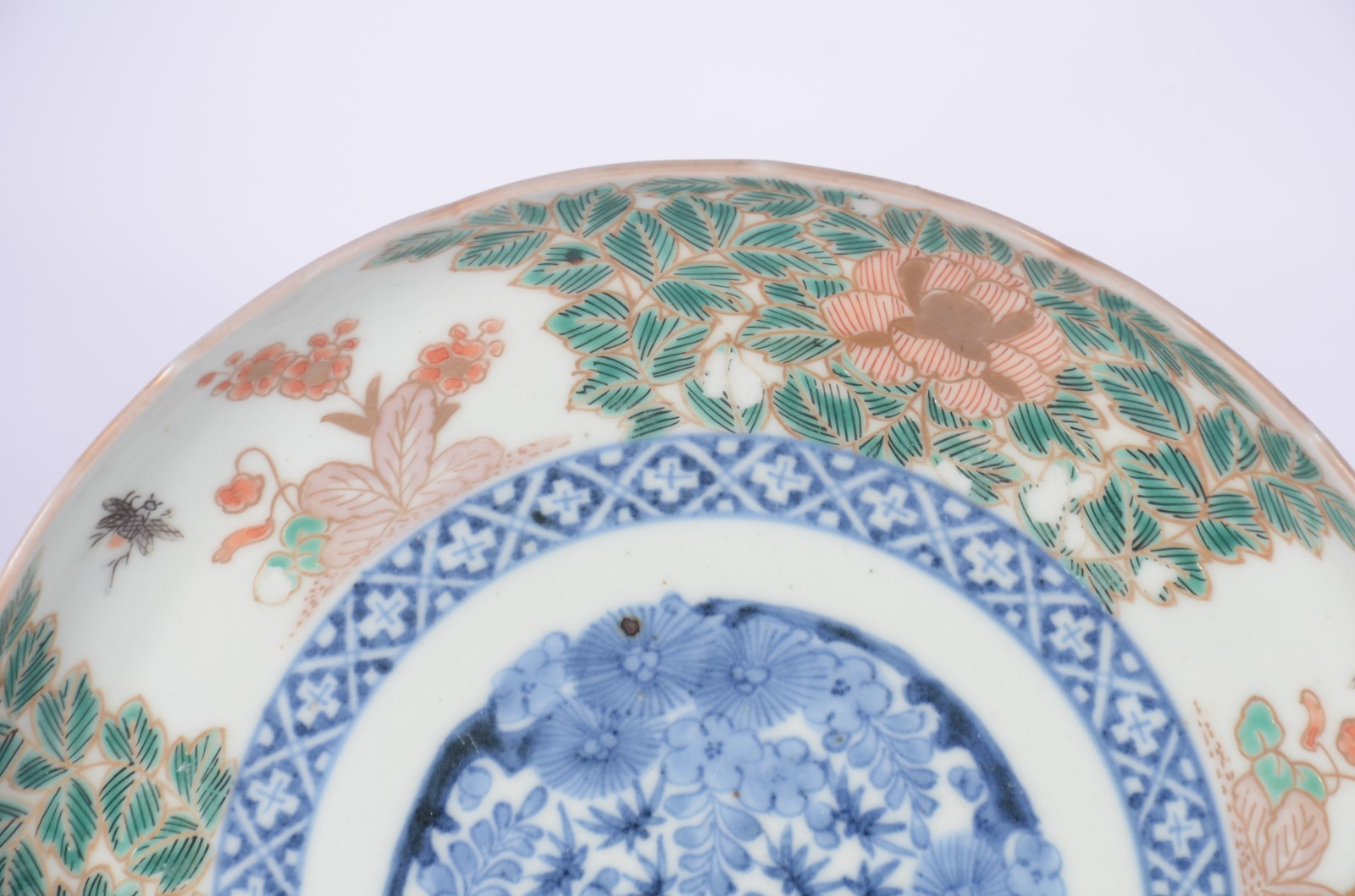 Par de antigos pratos de porcelana chinesa decorados com folhagens em... - foto 2 de 6