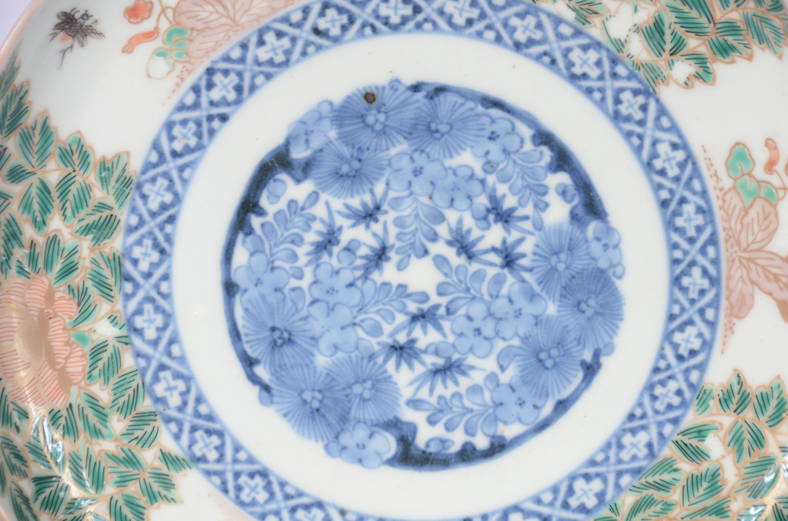 Par de antigos pratos de porcelana chinesa decorados com folhagens em... - foto 3 de 6