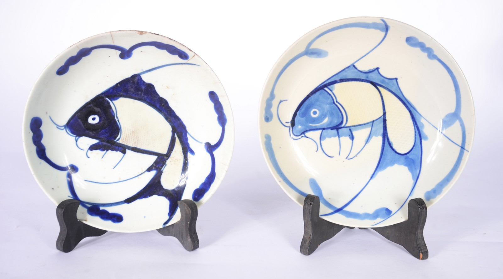Par de pratos de porcelana oriental decorados com figura de peixes em... - foto 1 de 7