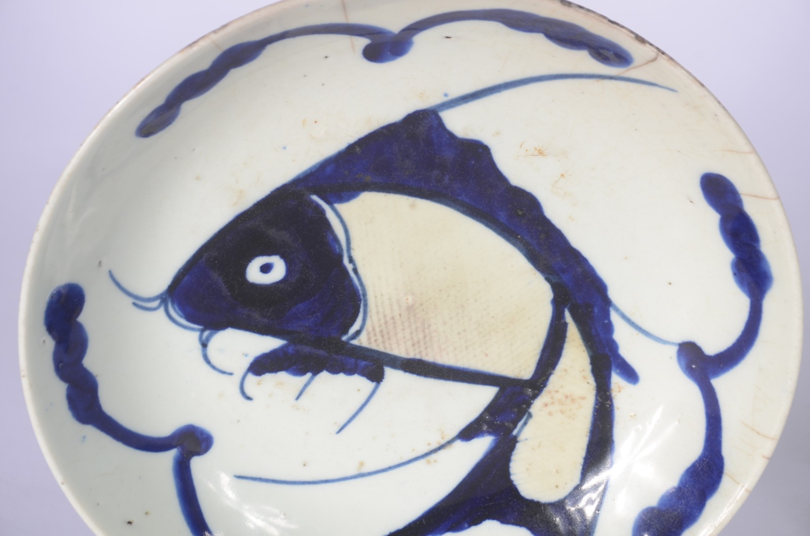 Par de pratos de porcelana oriental decorados com figura de peixes em... - foto 2 de 7