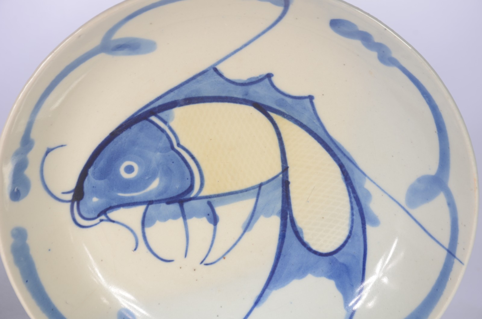 Par de pratos de porcelana oriental decorados com figura de peixes em... - foto 3 de 7