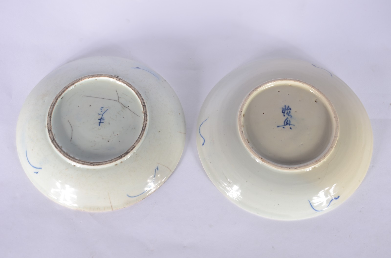 Par de pratos de porcelana oriental decorados com figura de peixes em... - foto 4 de 7