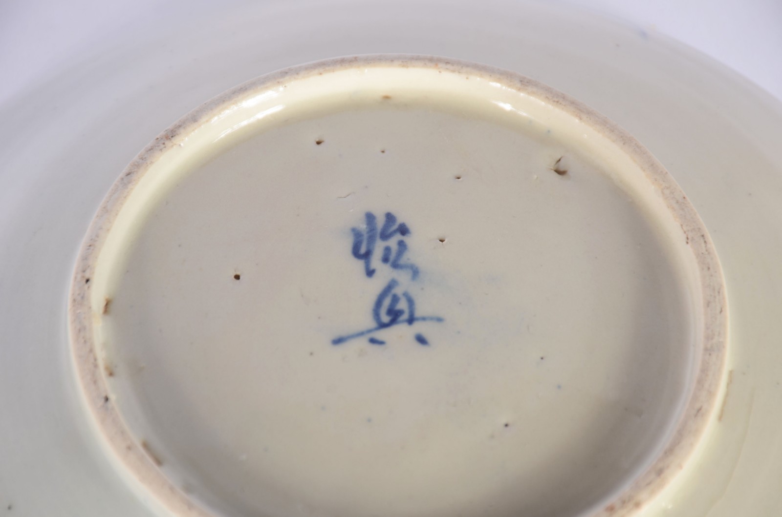 Par de pratos de porcelana oriental decorados com figura de peixes em... - foto 6 de 7