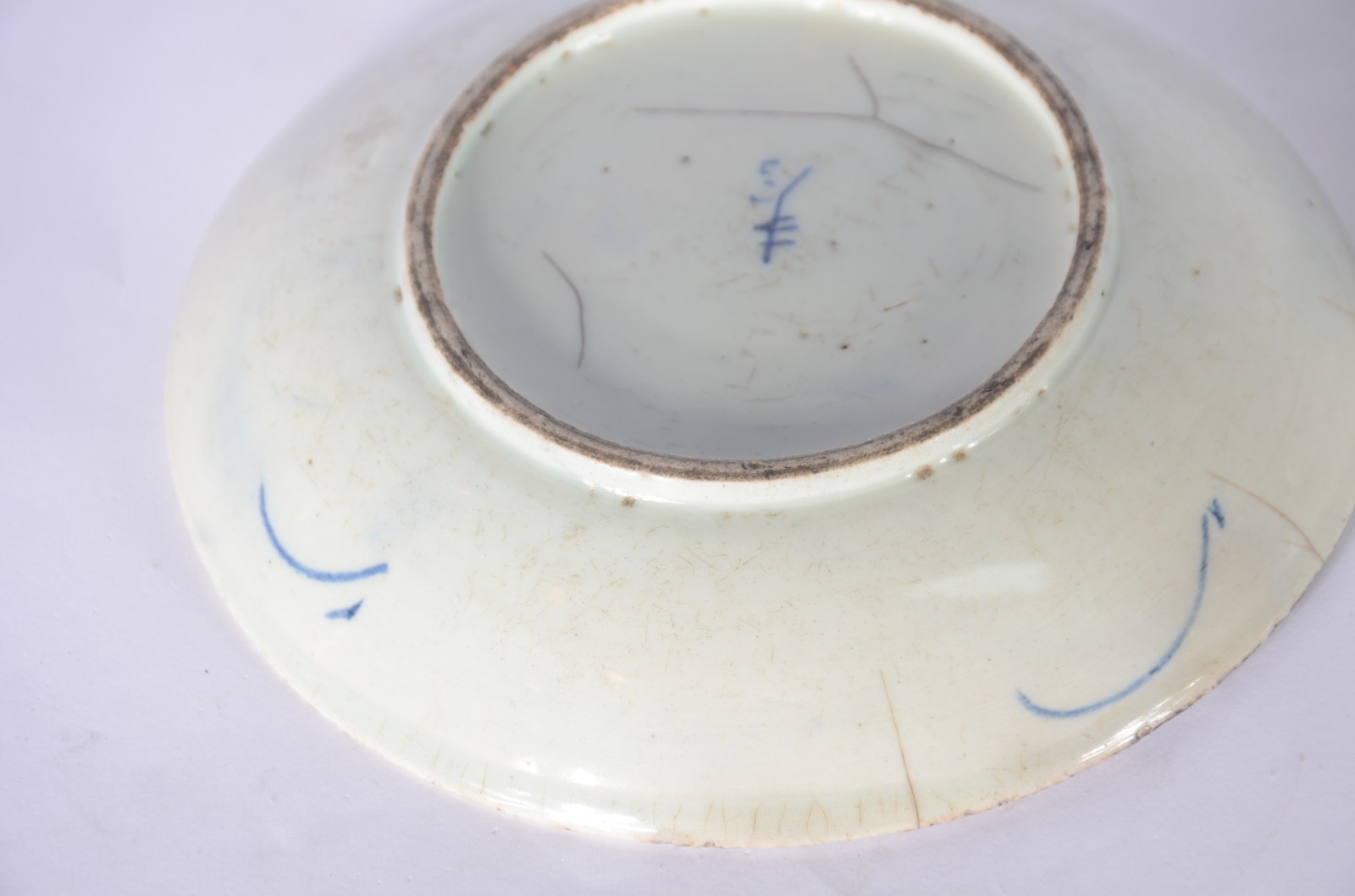 Par de pratos de porcelana oriental decorados com figura de peixes em... - foto 7 de 7