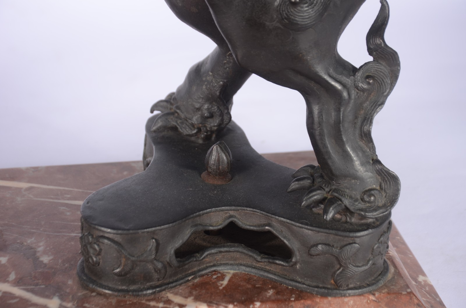 Relógio em metal patinado representando Par de cães de Fó segurando... - foto 6 de 9