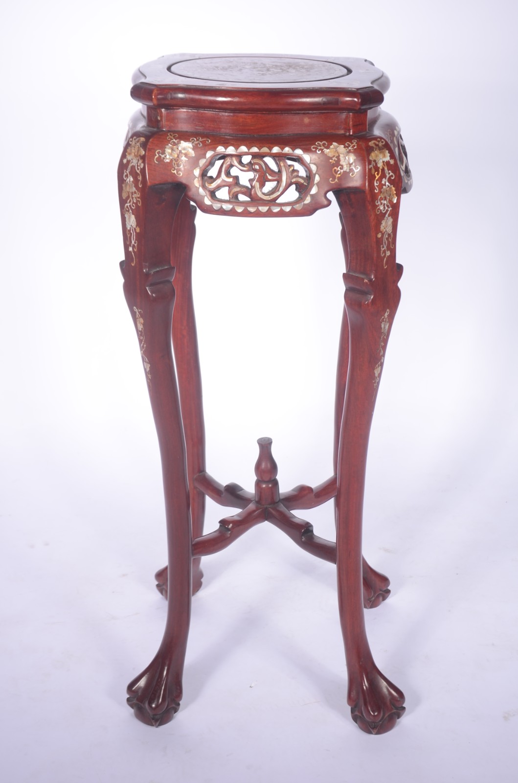 Coluna oriental de madeira com detalhes entalhados e vazados e... - foto 2 de 6