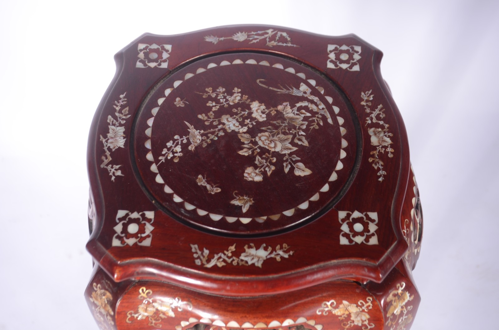 Coluna oriental de madeira com detalhes entalhados e vazados e... - foto 5 de 6