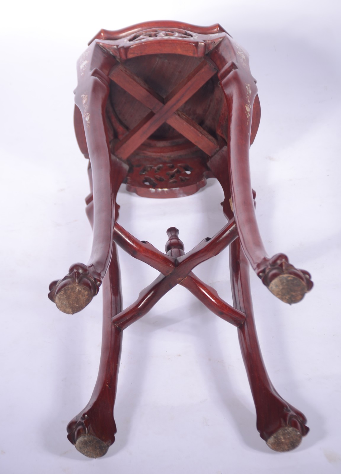 Coluna oriental de madeira com detalhes entalhados e vazados e... - foto 6 de 6