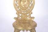 Cadeira de metal dourado trabalhado em relevo, ... - Cadeira de metal dourado trabalhado em relevo, encosto com medalhão decorado com figura de lenhador, assento com detalhes vazados.