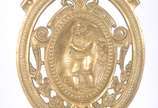 Cadeira de metal dourado trabalhado em relevo, ... - Cadeira de metal dourado trabalhado em relevo, encosto com medalhão decorado com figura de lenhador, assento com detalhes vazados.