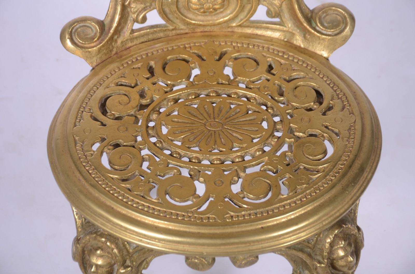 Cadeira de metal dourado trabalhado em relevo, encosto com medalhão... - foto 4 de 9