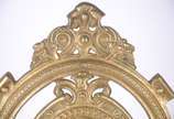 Cadeira de metal dourado trabalhado em relevo, ... - Cadeira de metal dourado trabalhado em relevo, encosto com medalhão decorado com figura de lenhador, assento com detalhes vazados.