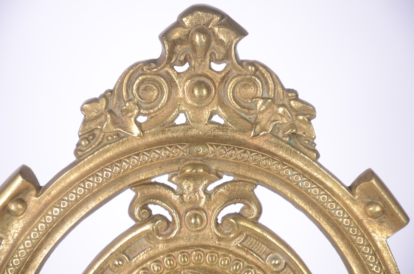 Cadeira de metal dourado trabalhado em relevo, encosto com medalhão... - foto 5 de 9