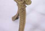 Cadeira de metal dourado trabalhado em relevo, ... - Cadeira de metal dourado trabalhado em relevo, encosto com medalhão decorado com figura de lenhador, assento com detalhes vazados.