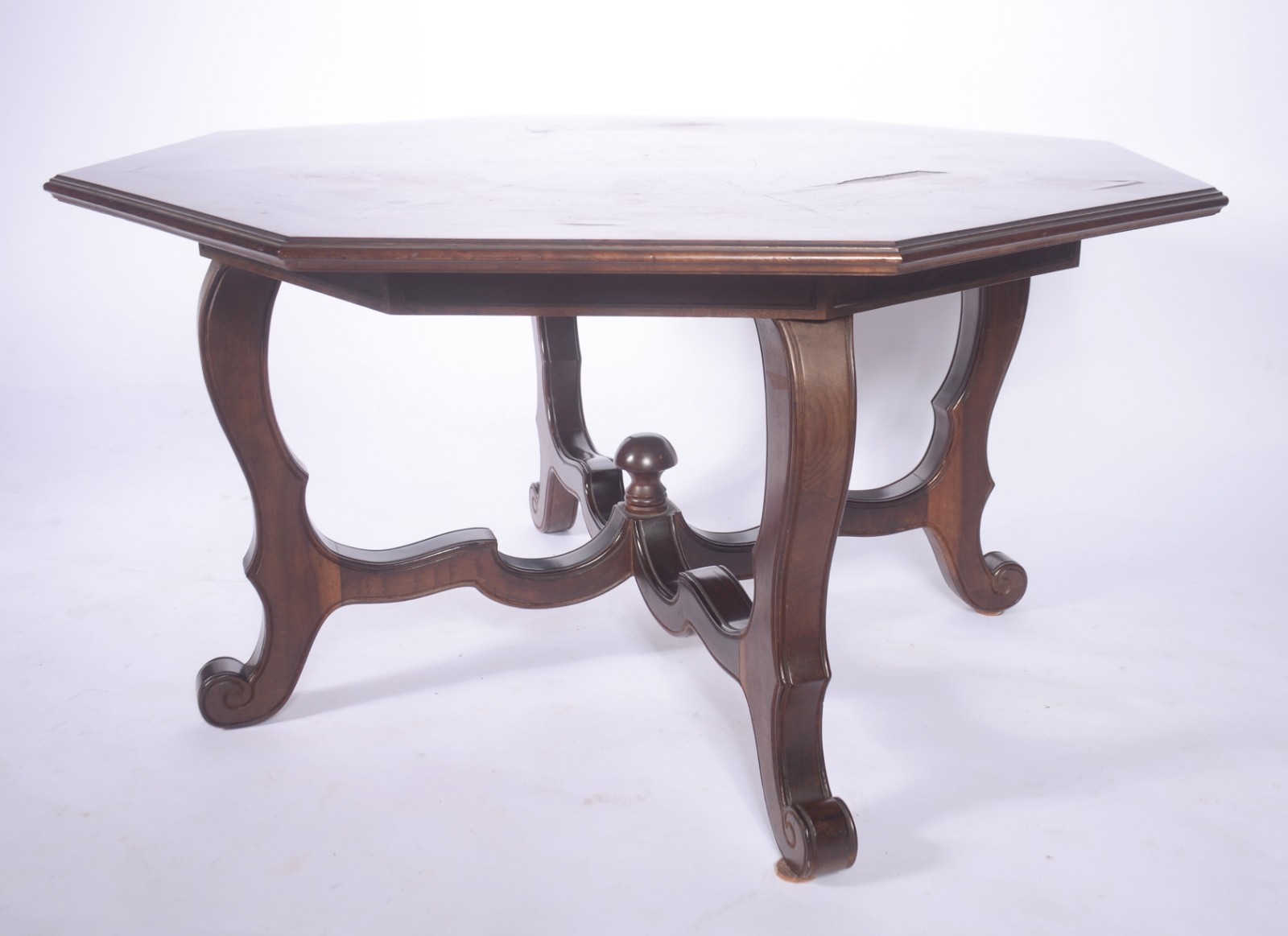 Mesa de centro de madeira nobre, tampo feitio oitavado, base com... - foto 1 de 10