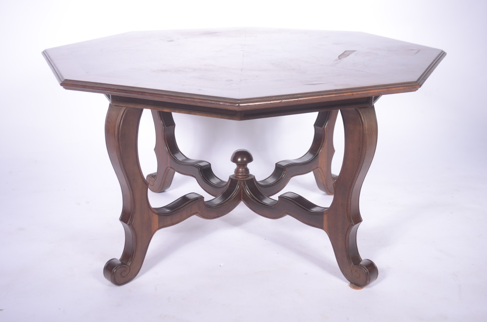 Mesa de centro de madeira nobre, tampo feitio oitavado, base com... - foto 2 de 10