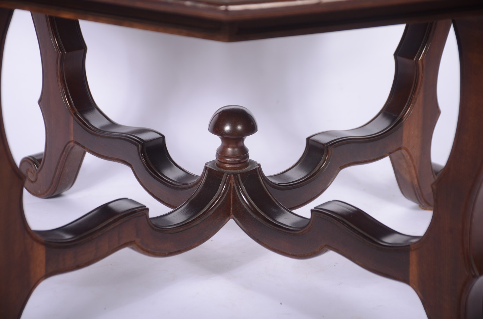 Mesa de centro de madeira nobre, tampo feitio oitavado, base com... - foto 3 de 10