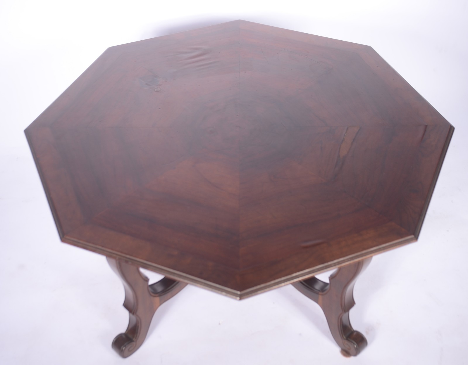 Mesa de centro de madeira nobre, tampo feitio oitavado, base com... - foto 4 de 10