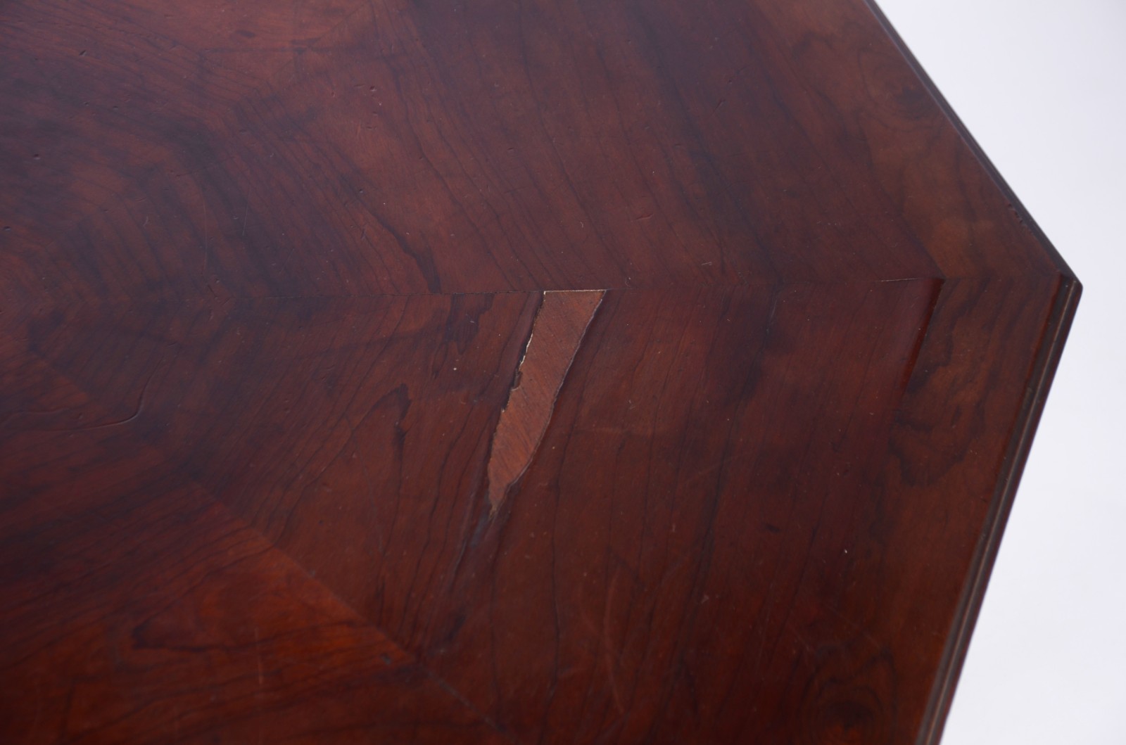 Mesa de centro de madeira nobre, tampo feitio oitavado, base com... - foto 6 de 10