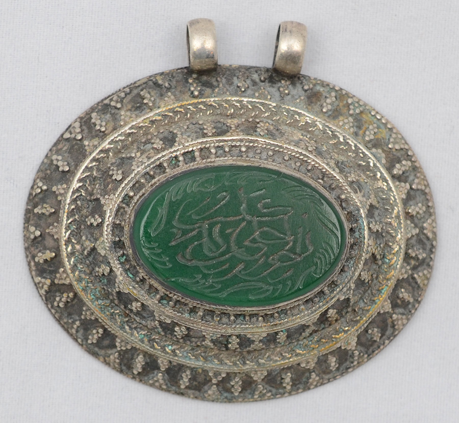 Antigo pendente de prata (com constraste) e jade. Medidas 5,5 x 6 cm.