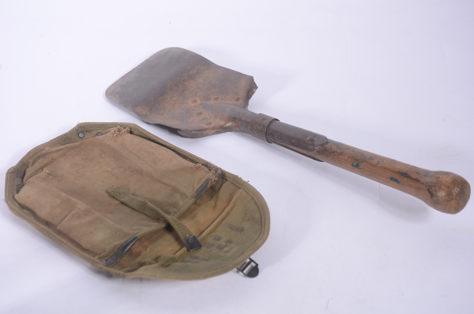 Antiga "pá" usado no exército, com capa. Desgastes. - foto 1 de 5