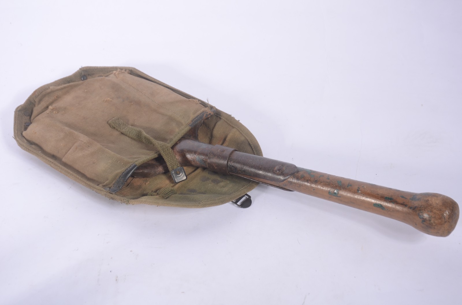 Antiga "pá" usado no exército, com capa. Desgastes. - foto 2 de 5