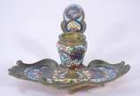 Palmatória de cloisonne e bronze oriental. - Palmatória de cloisonne e bronze oriental.