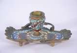 Palmatória de cloisonne e bronze oriental. - Palmatória de cloisonne e bronze oriental.