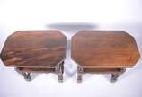 Par de mesas laterais de madeira nobre, tampo r... - Par de mesas laterais de madeira nobre, tampo retangular apoiado em quatro pernas e trave inferior torneadas.