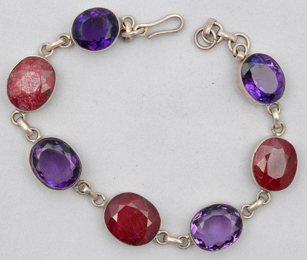 Pulseira de prata (com contraste) com rubi e ametista. Comprimento 22...