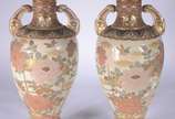 Par de vasos japoneses de faiança Satzuma, deco... - Par de vasos japoneses de faiança Satzuma, decorados com flores e pássaros em policromia e realces dourados. Um deles com fio de cabelo e pequen...