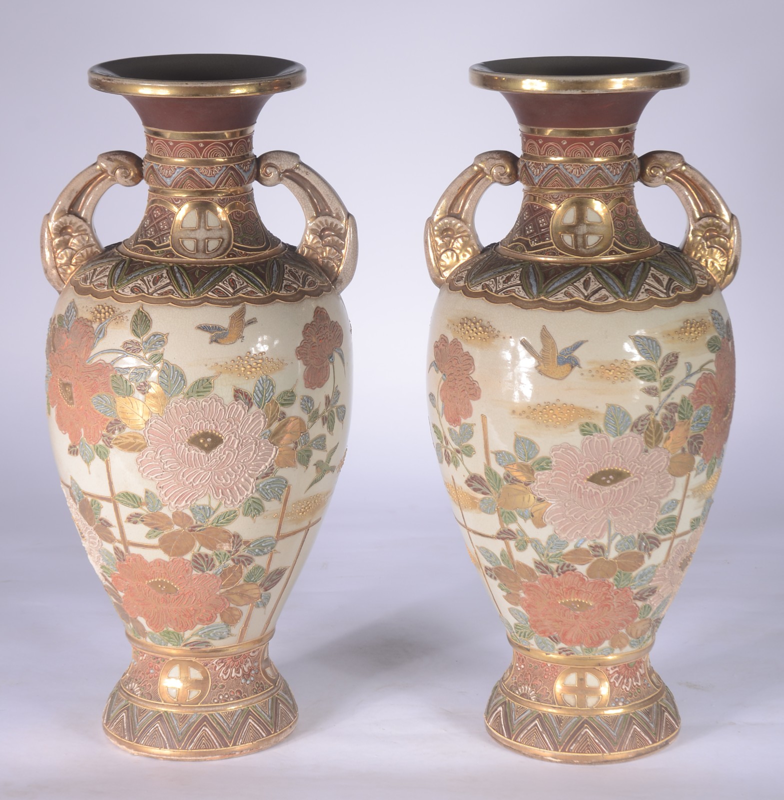Par de vasos japoneses de faiança Satzuma, decorados com flores e... - foto 1 de 10