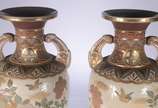 Par de vasos japoneses de faiança Satzuma, deco... - Par de vasos japoneses de faiança Satzuma, decorados com flores e pássaros em policromia e realces dourados. Um deles com fio de cabelo e pequen...