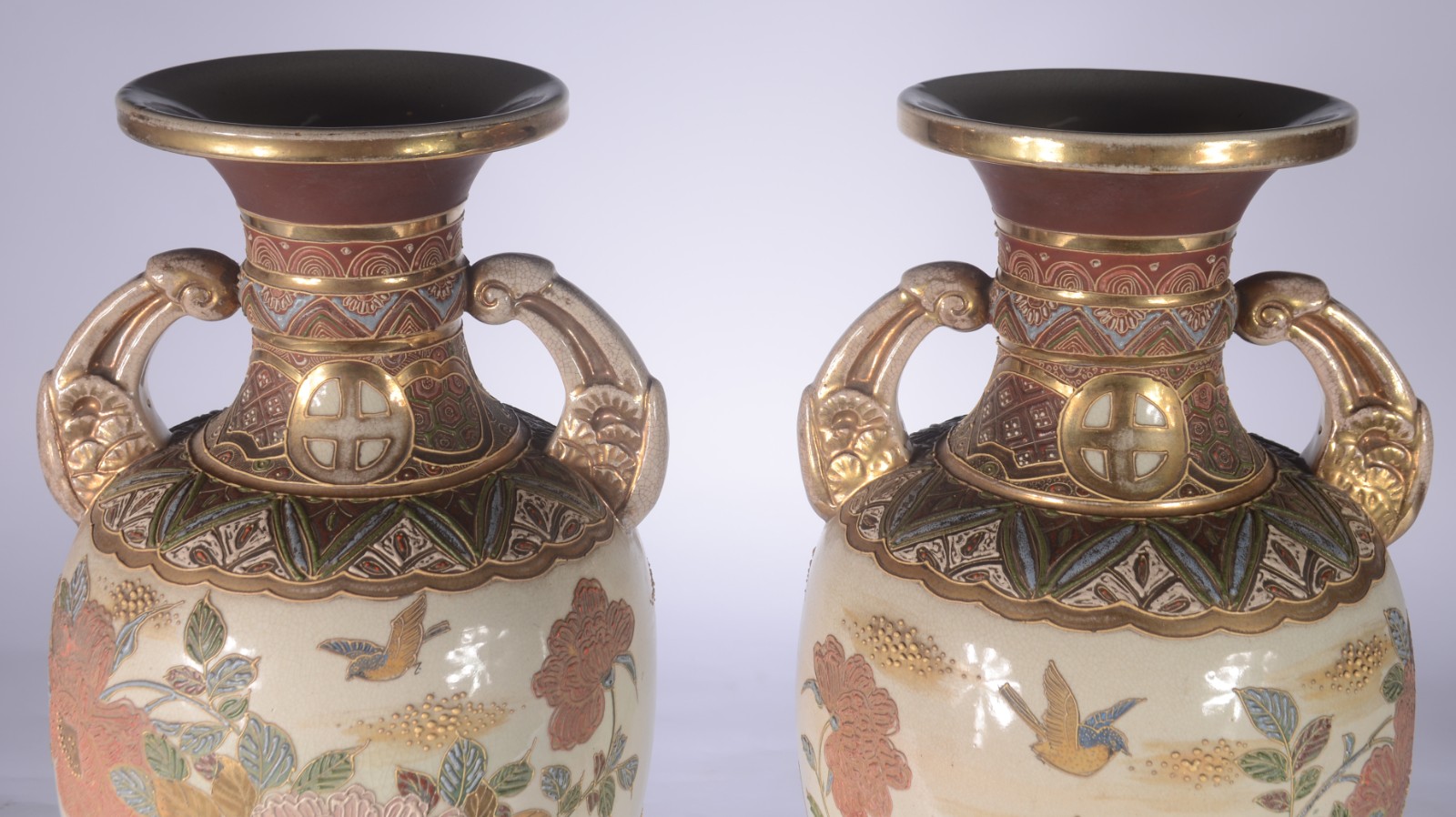 Par de vasos japoneses de faiança Satzuma, decorados com flores e... - foto 2 de 10