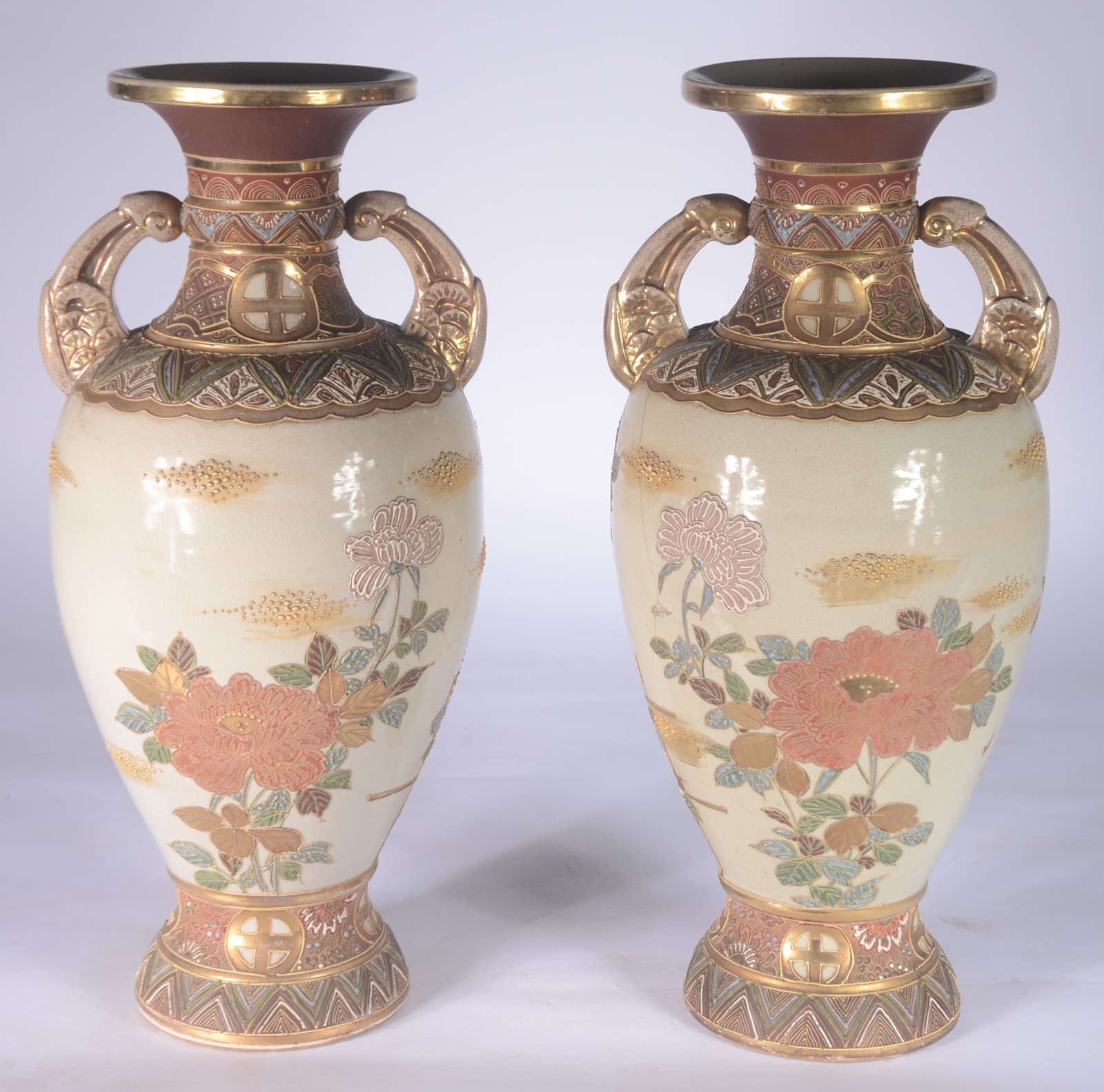 Par de vasos japoneses de faiança Satzuma, decorados com flores e... - foto 3 de 10