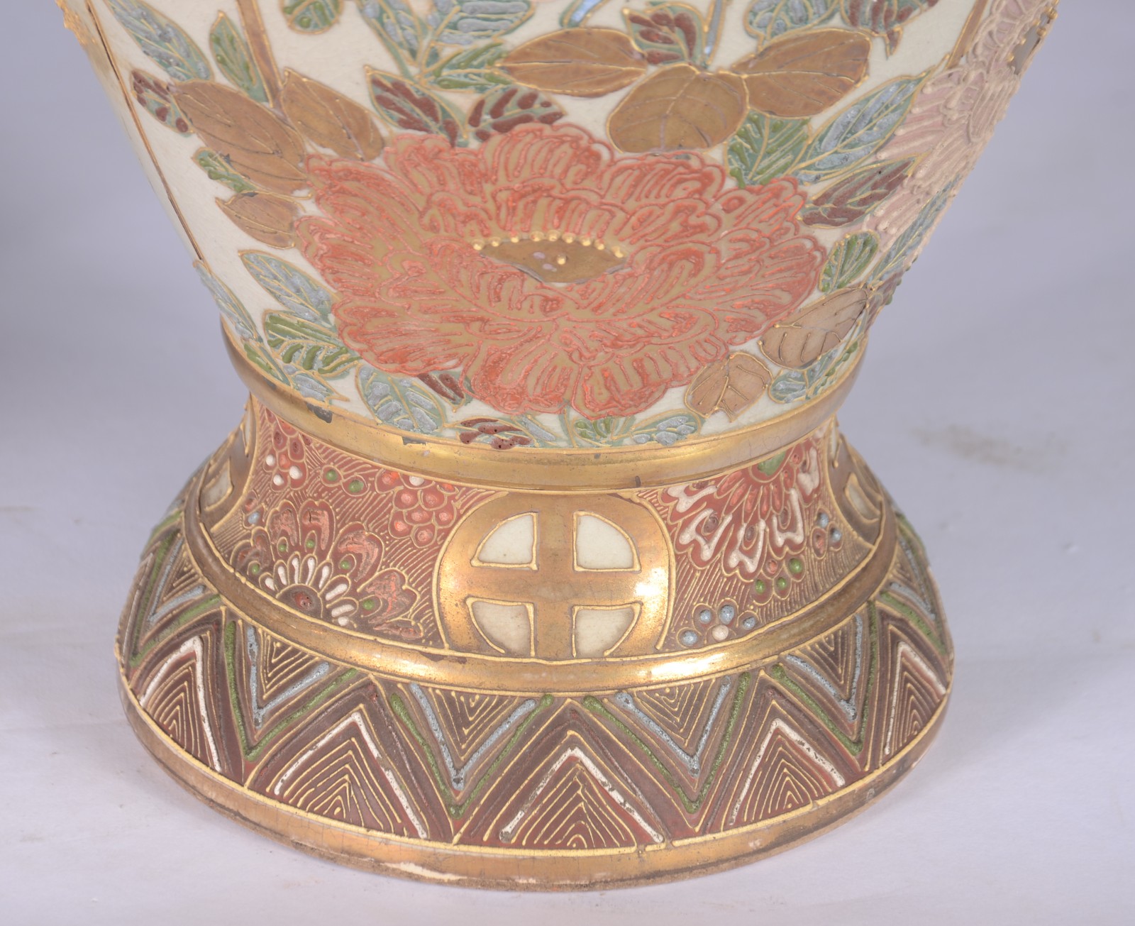 Par de vasos japoneses de faiança Satzuma, decorados com flores e... - foto 4 de 10