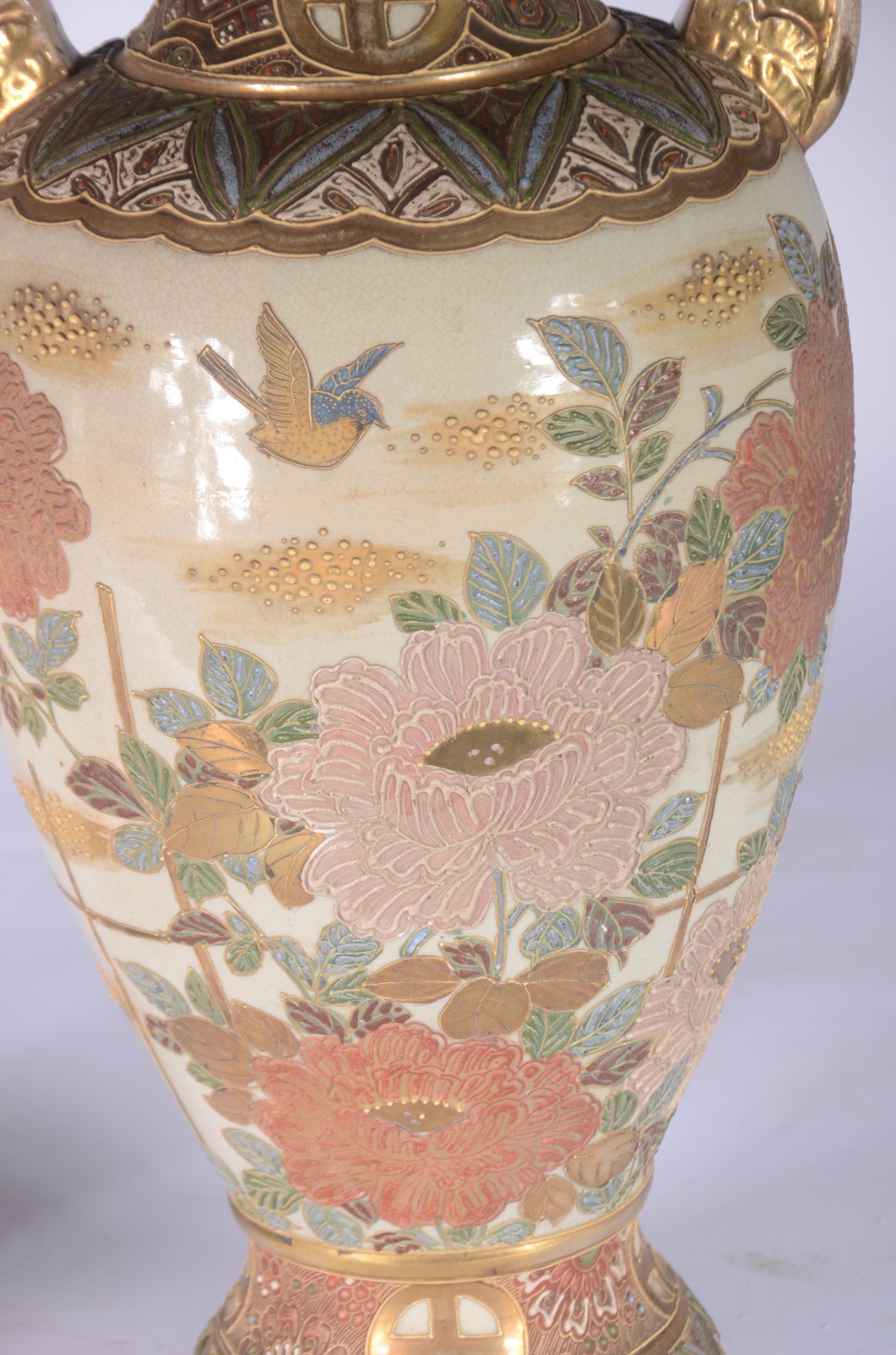 Par de vasos japoneses de faiança Satzuma, decorados com flores e... - foto 5 de 10