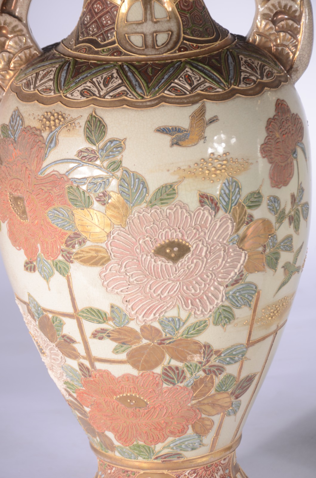 Par de vasos japoneses de faiança Satzuma, decorados com flores e... - foto 6 de 10