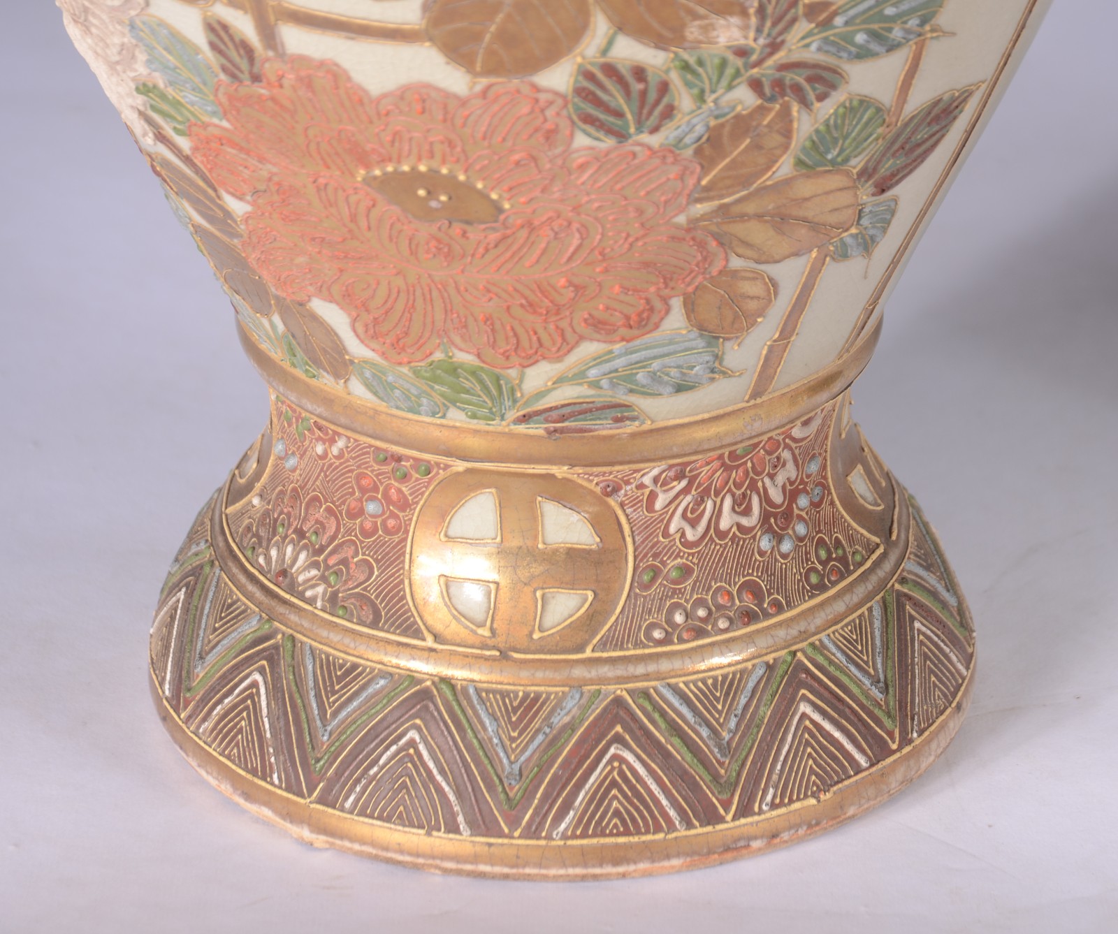 Par de vasos japoneses de faiança Satzuma, decorados com flores e... - foto 7 de 10