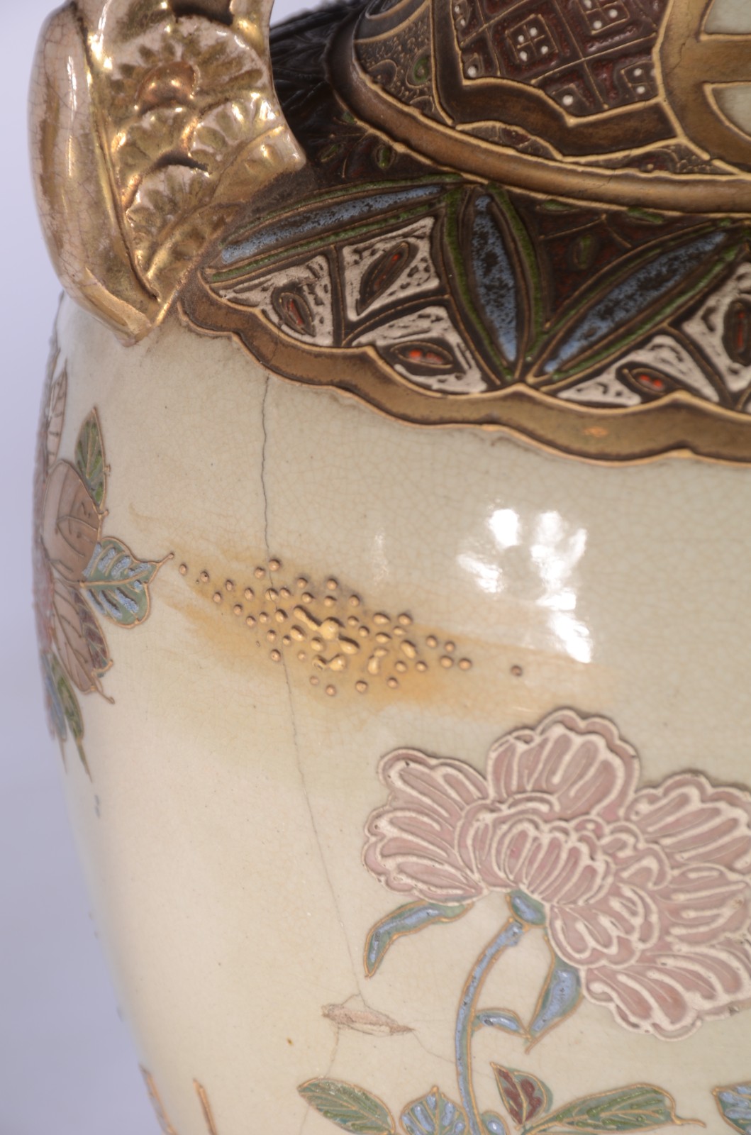 Par de vasos japoneses de faiança Satzuma, decorados com flores e... - foto 8 de 10