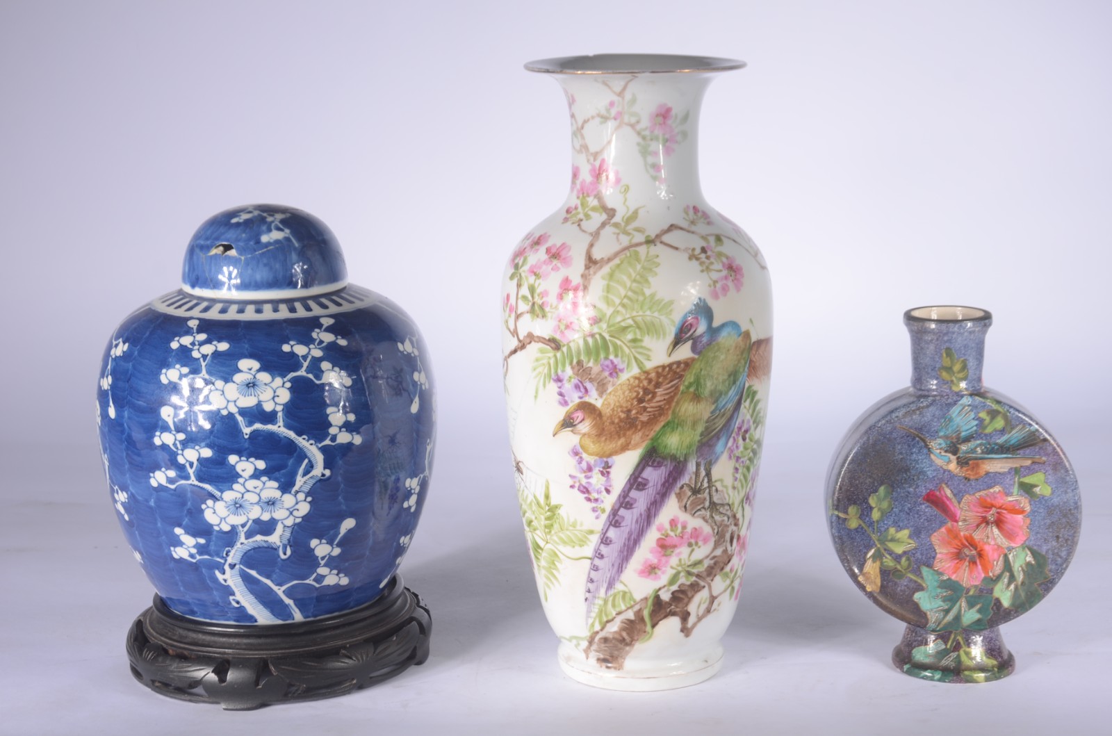 Três peças de porcelana ao gosto oriental, sendo potiche com base de... - foto 1 de 10