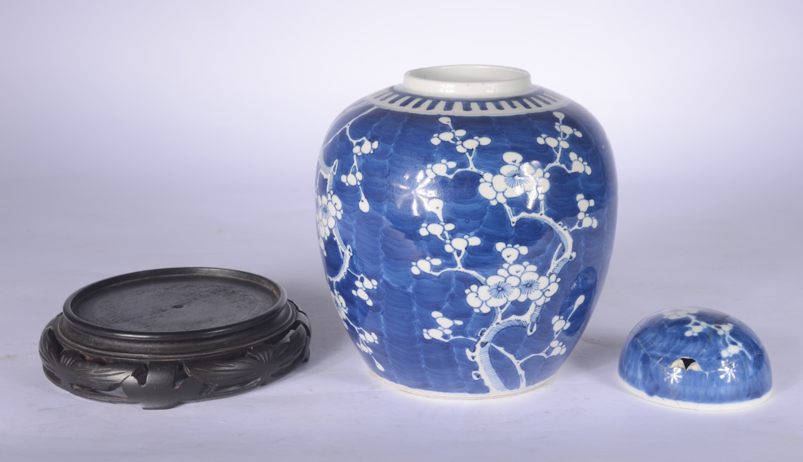 Três peças de porcelana ao gosto oriental, sendo potiche com base de... - foto 5 de 10