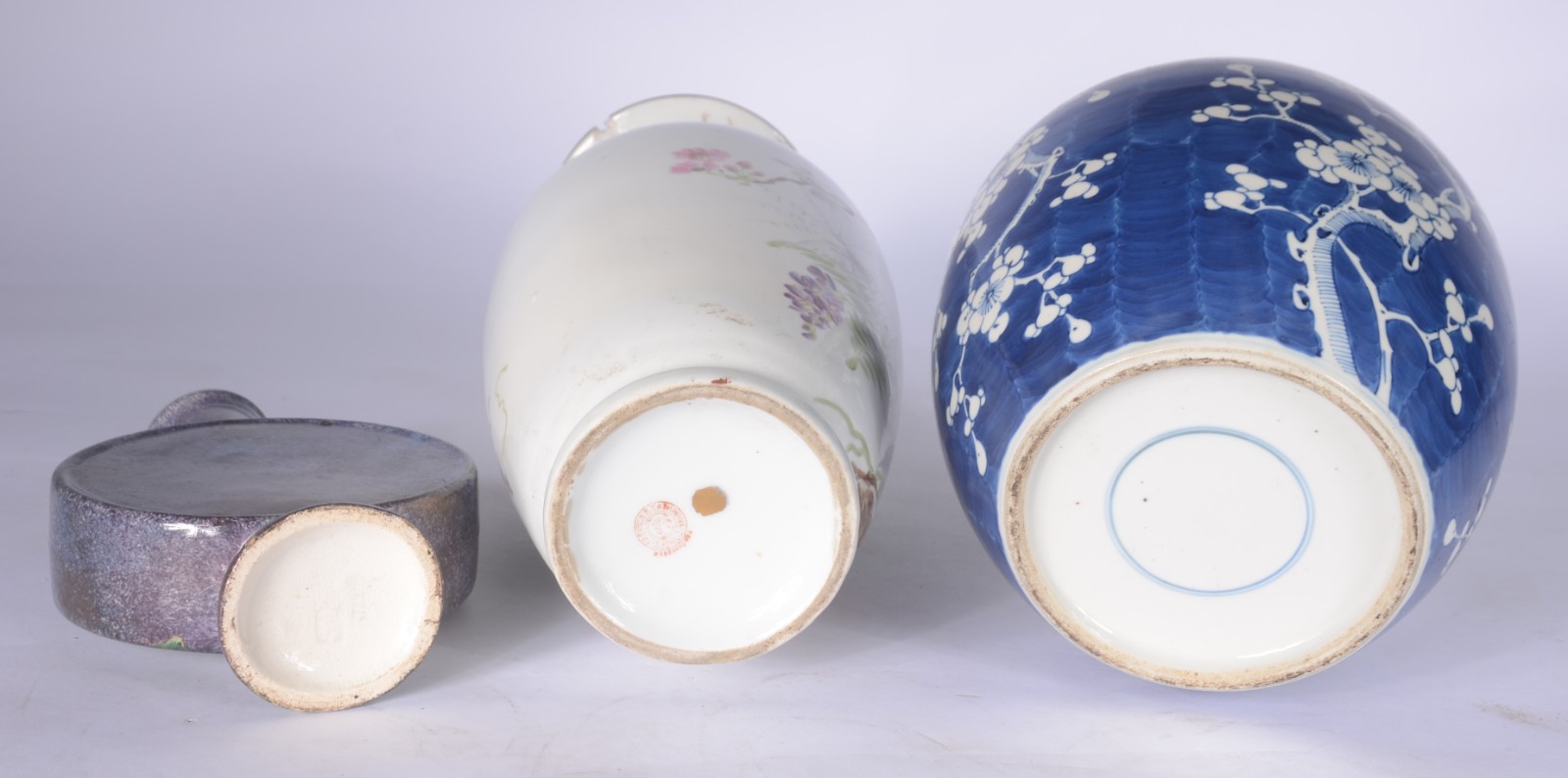 Três peças de porcelana ao gosto oriental, sendo potiche com base de... - foto 6 de 10