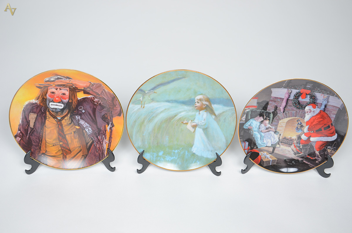 Três pratos de porcelana de coleções limitadas, todos com bordas... - foto 1 de 2