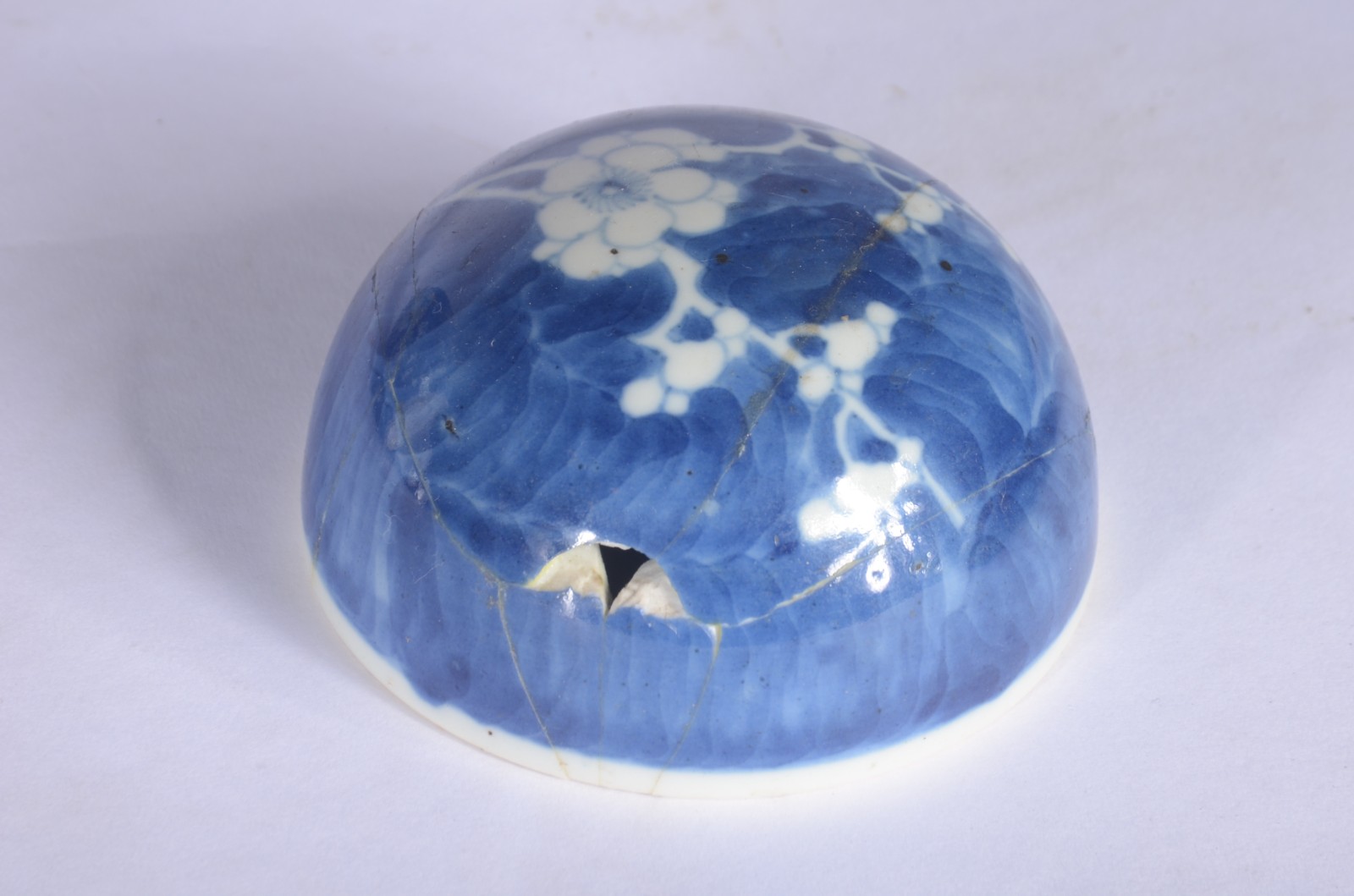 Três peças de porcelana ao gosto oriental, sendo potiche com base de... - foto 8 de 10