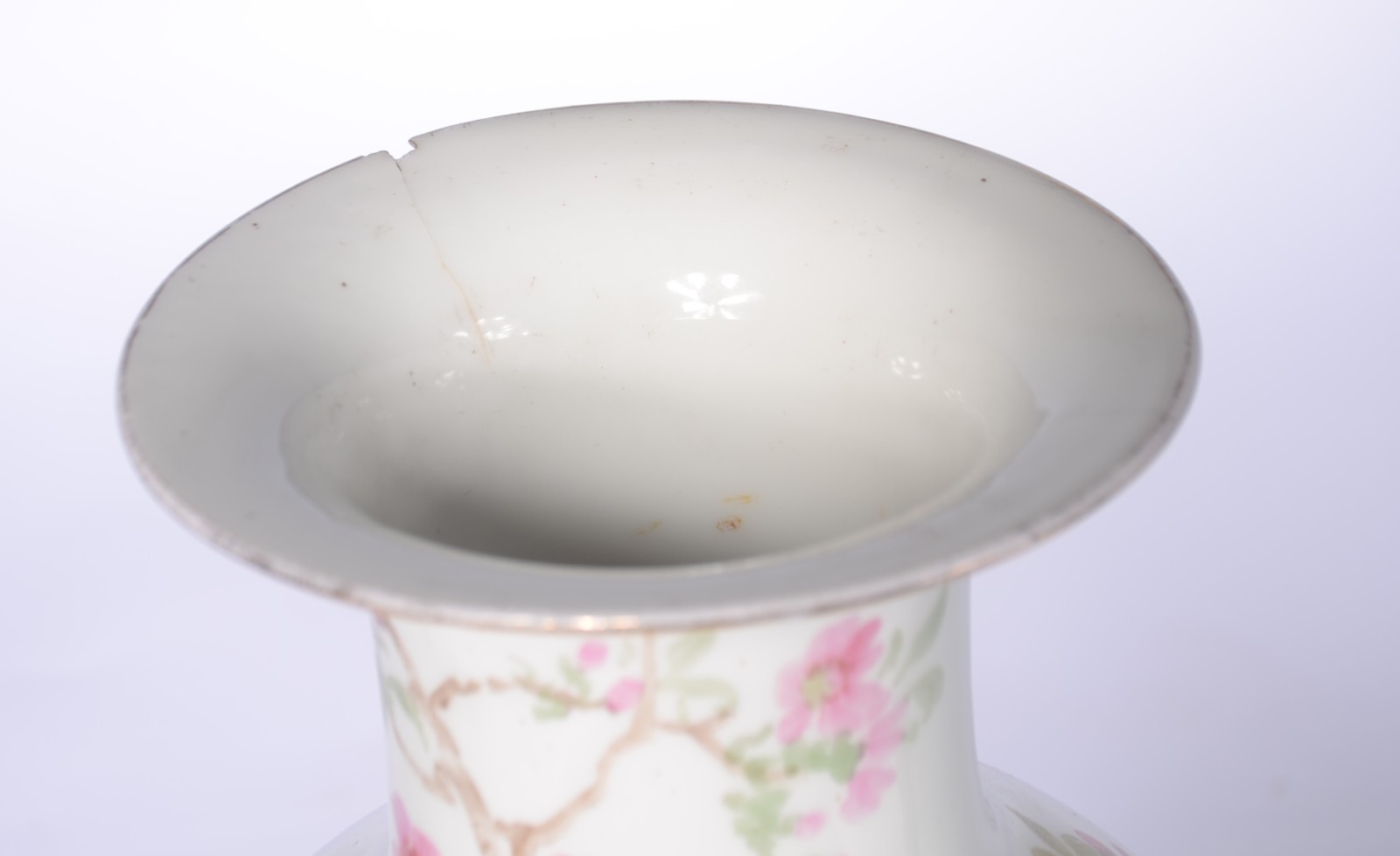Três peças de porcelana ao gosto oriental, sendo potiche com base de... - foto 9 de 10