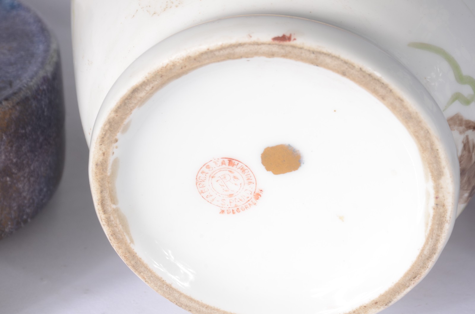 Três peças de porcelana ao gosto oriental, sendo potiche com base de... - foto 10 de 10