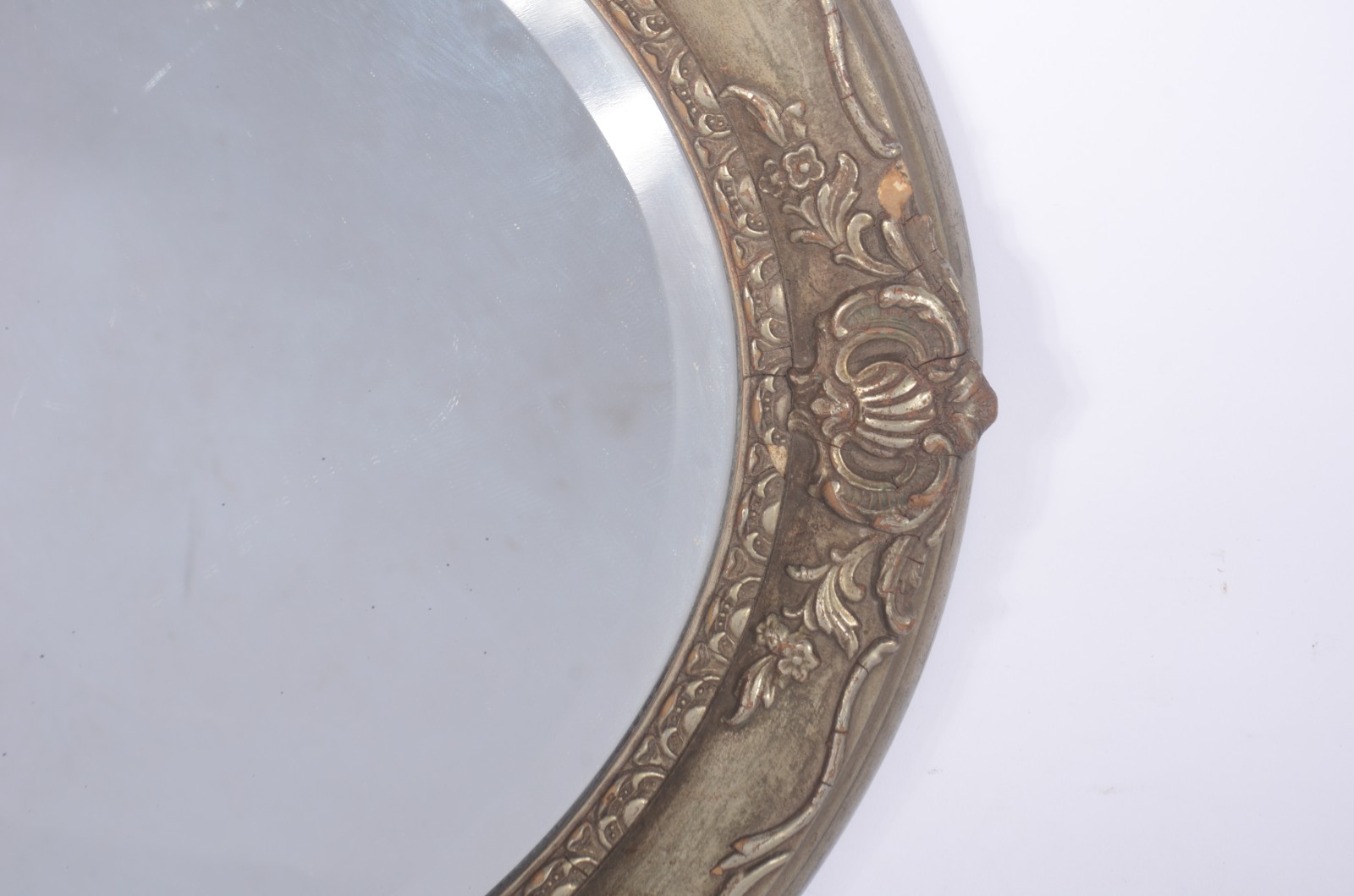 Espelho de cristal bisotado, moldura dourada e entalhada. - foto 2 de 4